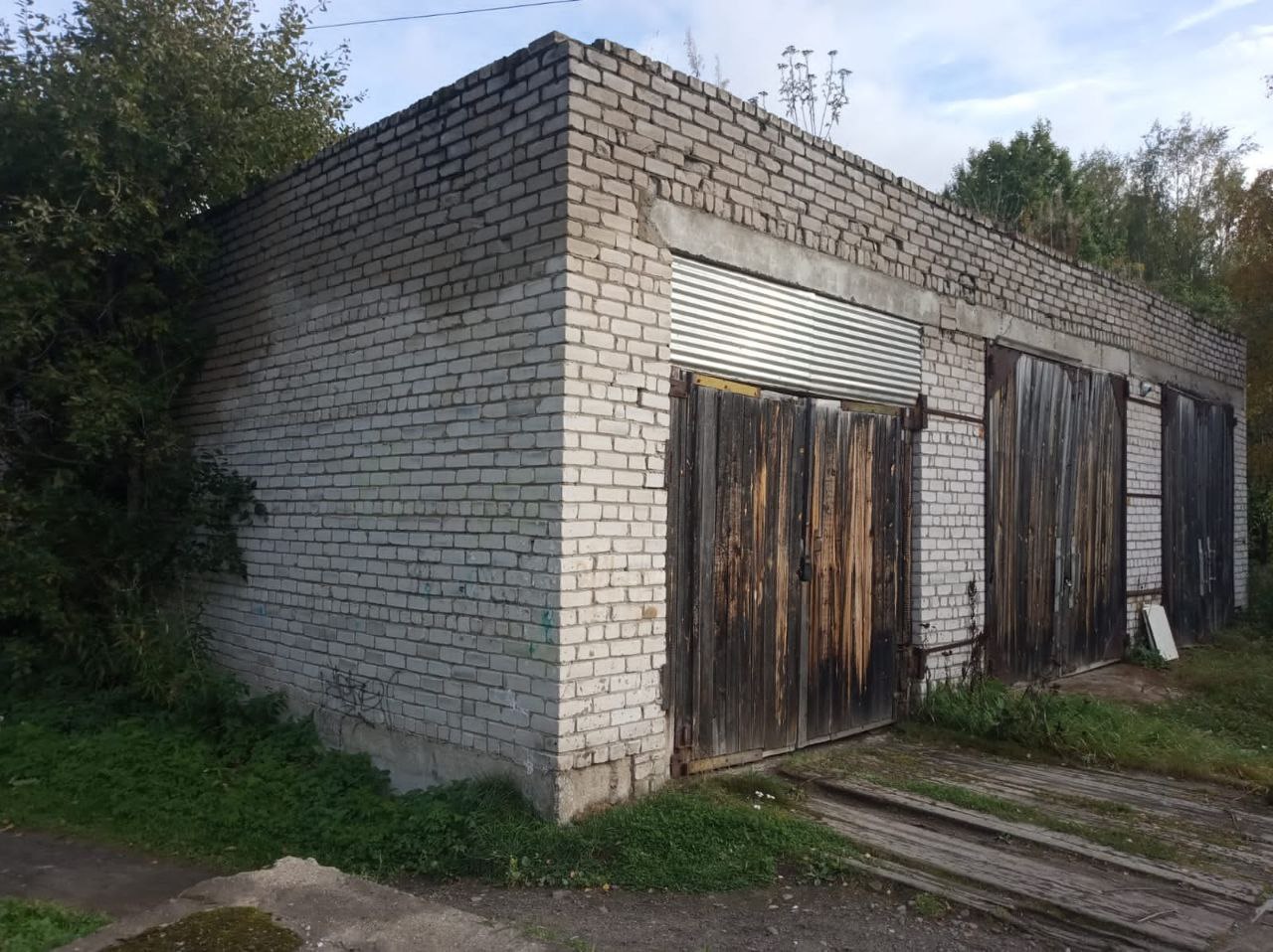 МТУ Росимущества сообщает о проведении электронного аукциона по продаже встроенного помещения гаража площадью 90,9 кв.м c кадастровым номером 10:18:0010905:156,  расположенного по адресу: Республика Карелия, р-н. Лоухский, пгт. Лоухи, ул. Ю.Жаровина, д. 28